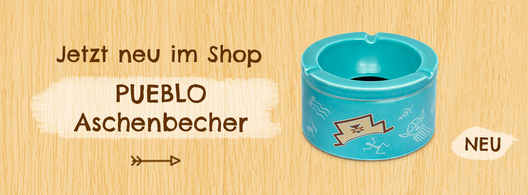 Jetzt neu im Shop: Der PUEBLO Aschenbecher aus Keramik in Türkis mit farbigem Logo und helltürkisen Ikonen.