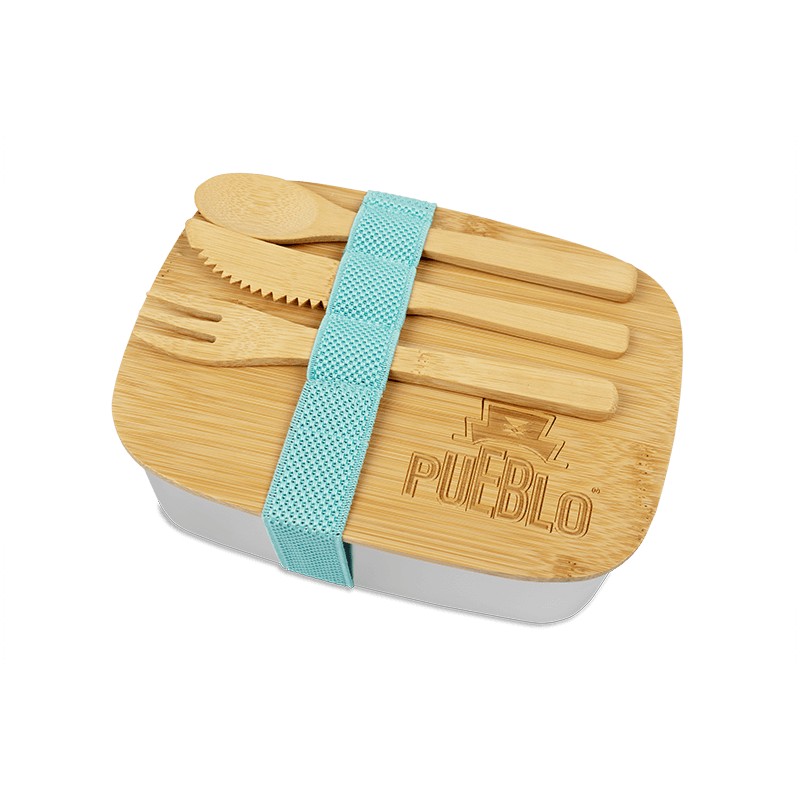 PUEBLO Lunchbox mit Bambusdeckel, darauf liegen Bambusbesteck bestehend aus Messer, Gabel und Löffel, alles zusammengehalten von einem türkisen Gummiband.