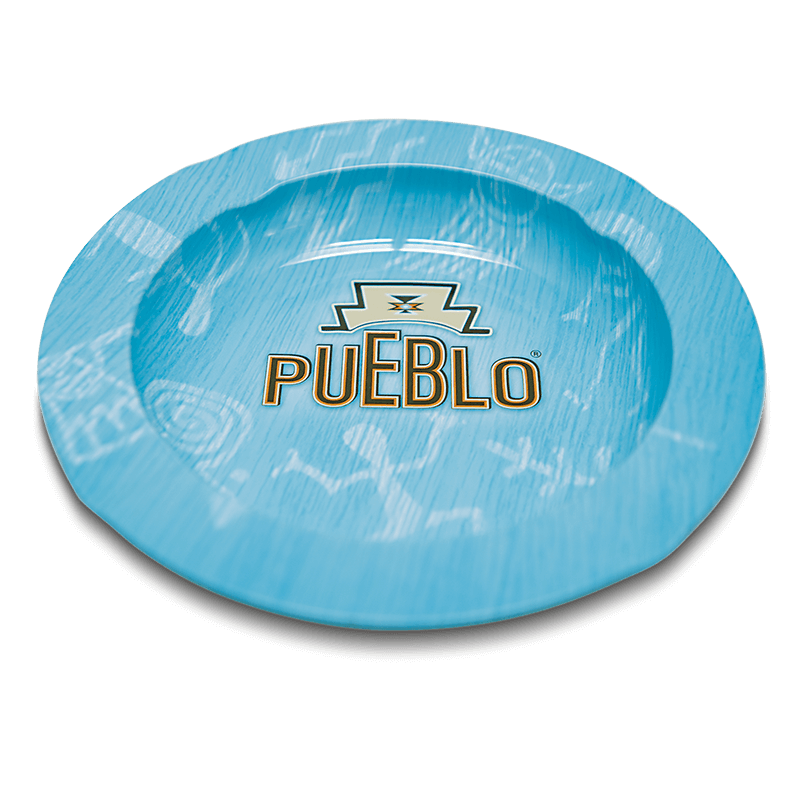 PUEBLO Metall-Aschenbecher mit blauer Holzstruktur, PUEBLO Logo in der Mitte und Ikonen, vier Ablageflächen für Zigaretten.