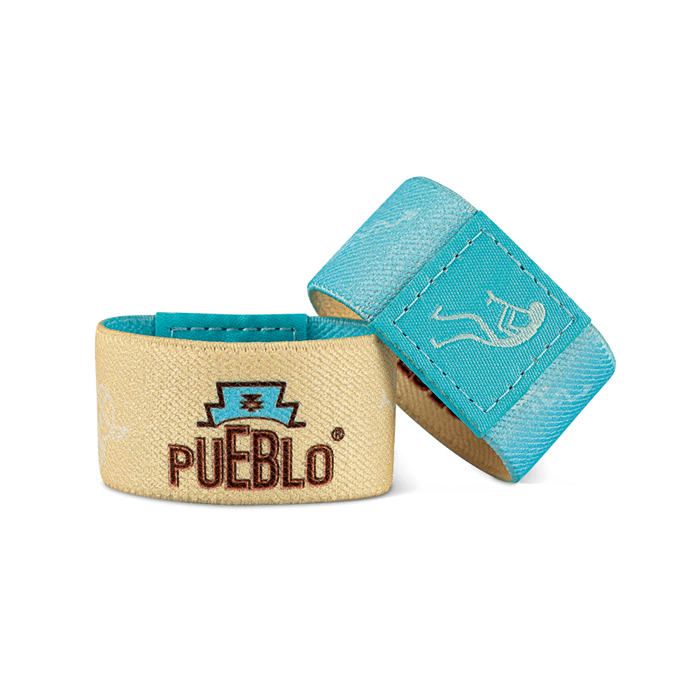 Zweifarbige PUEBLO Pouch-Gummibänder in Türkis und Beige, mit PUEBLO Logo und Aufnäher mit Ikone.