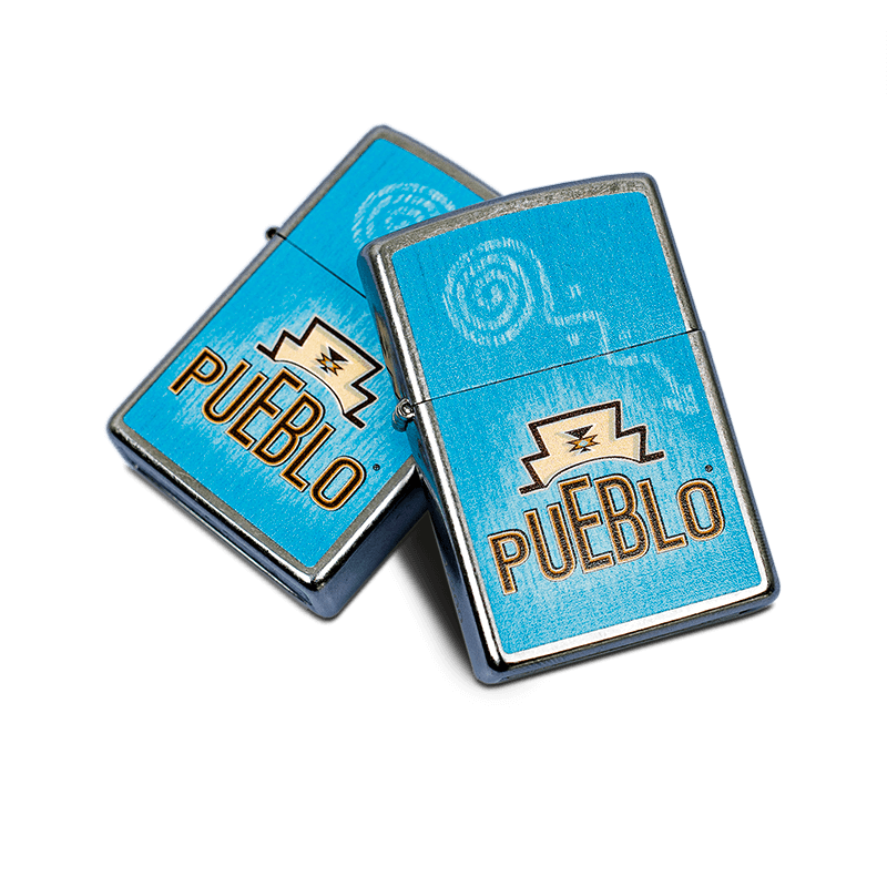 Zwei türkise Zippo-Feuerzeuge mit PUEBLO Logo auf der Vorderseite.