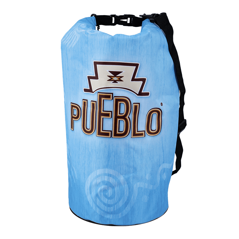 Türkisfarbener PUEBLO Drybag mit schwarzem Verschluss und großem Logo vorne.