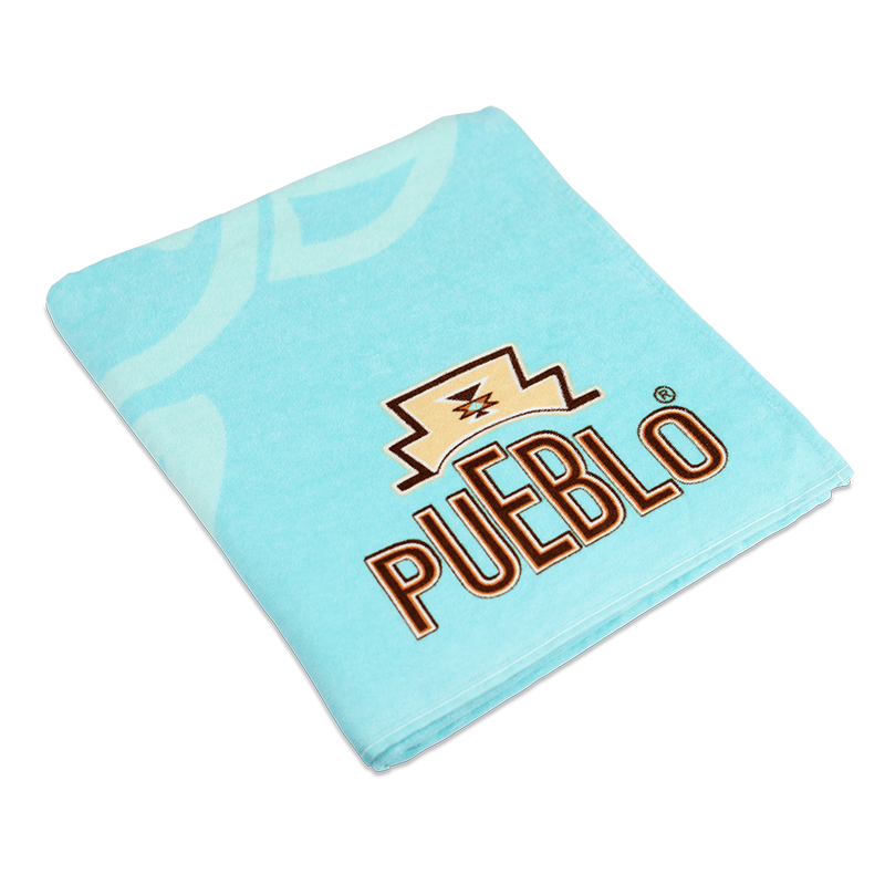 Türkises PUEBLO Duschtuch aus 100 % Baumwolle mit großem Logo.