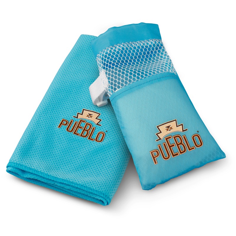 Türkises PUEBLO Cooling Handtuch mit PUEBLO Logo, zusammengefaltet schräg unter dem türkisen Beutel mit Netzteil und Karabinerhaken.