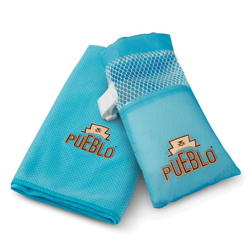 Türkises PUEBLO Cooling Handtuch mit PUEBLO Logo, zusammengefaltet schräg unter dem türkisen Beutel mit Netzteil und Karabinerhaken.