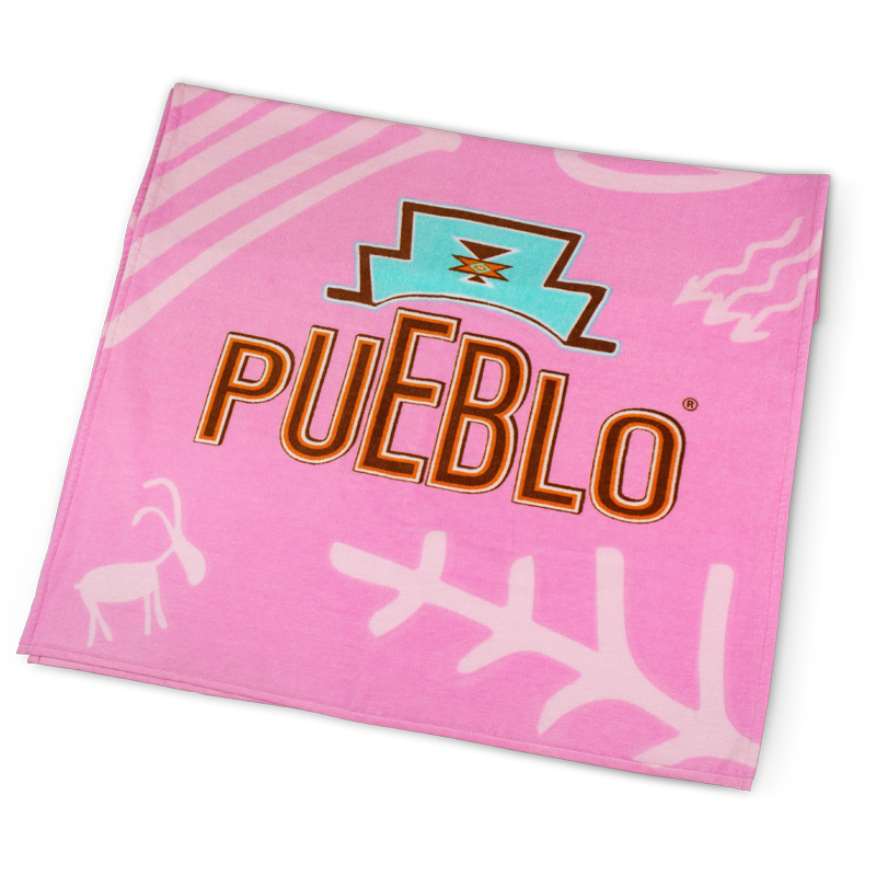 Pinkes Strand- und Duschtuch mit PUEBLO-Ikonen-Aufdruck und mit PUEBLO-Logo-Aufdruck mittig unten 