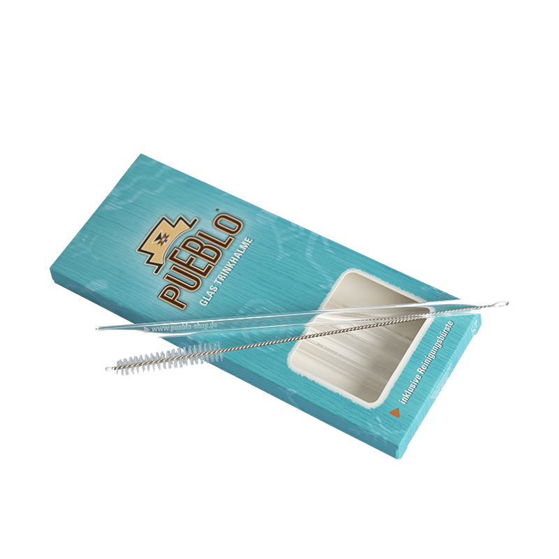 Vier durchsichtige PUEBLO Glastrinkhalme mit Reinigungsbürste in türkisfarbener Verpackung mit Logo.