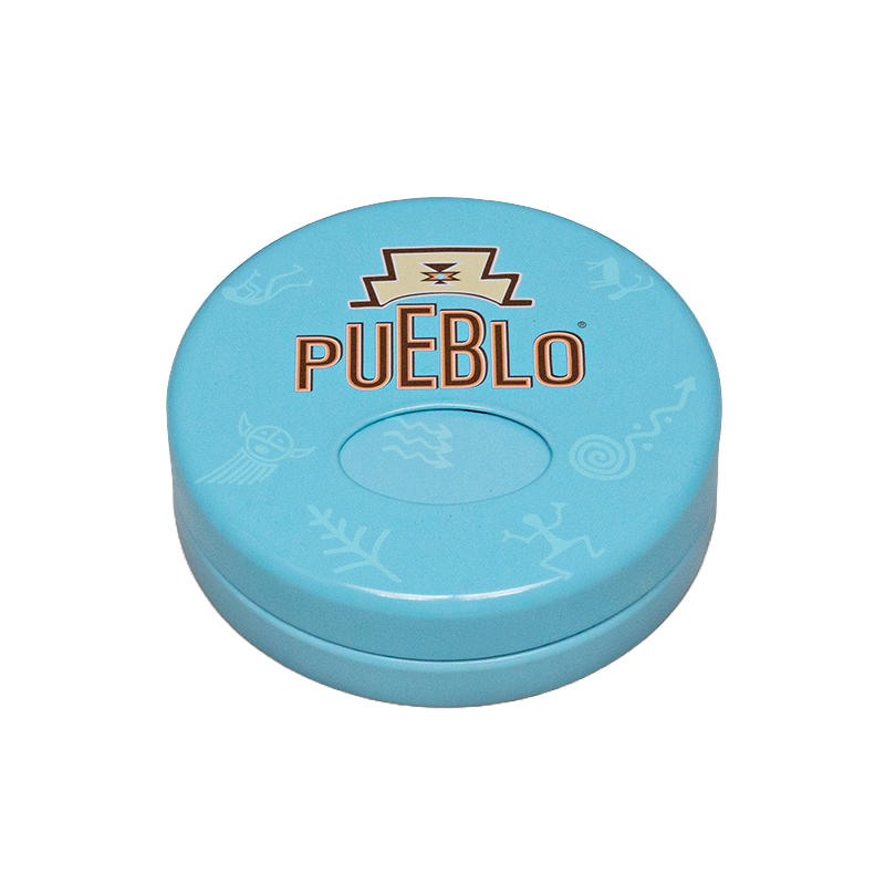 Türkise runde Drehascher-Dose von PUEBLO mit braunem Logo.